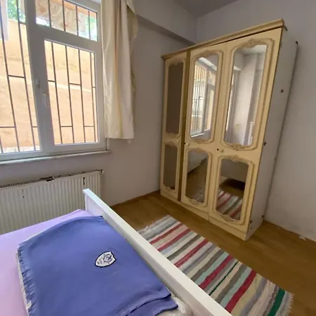 Cihangir’in Merkezinde 1+1 Bahçeli Dubleks Daire Apartamento *