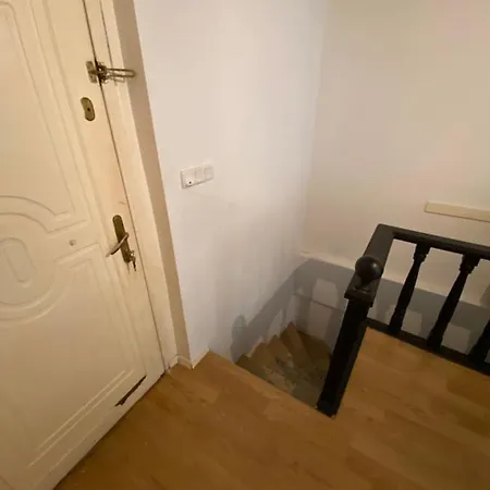 Apartamento Cihangir’in Merkezinde 1+1 Bahçeli Dubleks Daire